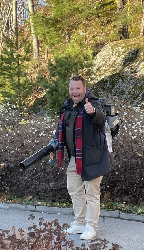 Martin Olsson med lövblås.jpg