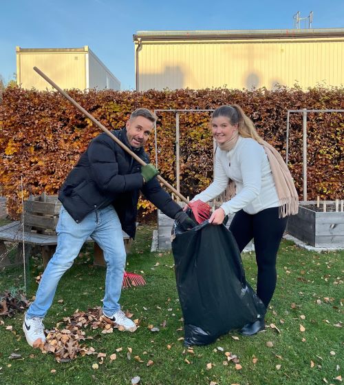 Pasi och Anni samlar löv.jpg