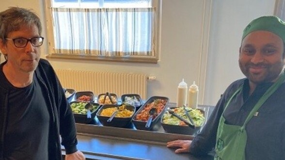 Christoffer Gerwins och Jayaram Malineni framför det nya och uppskattade salladsbordet.
