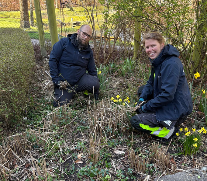 Hampus Lohmeier och Alexandra Skopal arbetar i trädgården hos Ronald McDonald house .png