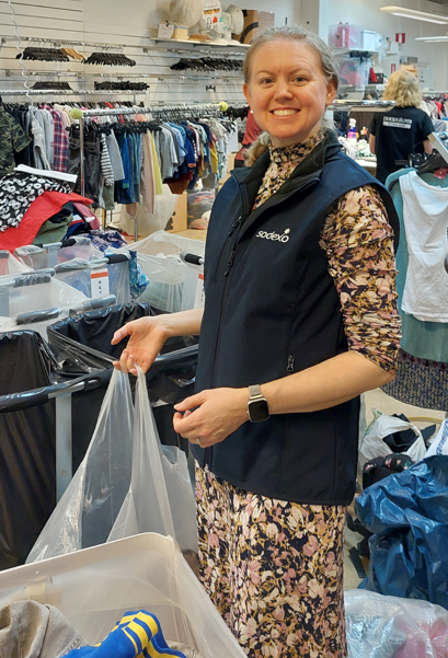 Therese Bjarnevik har fullt upp i Erikshjälpens butik.png