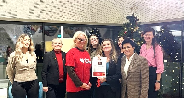 UN women julgåva 2025 ordförande Parul Sharma och generalsekreterare Ulrica Grandin med resten av styrelsen i bakgrunden - Copy.jpg